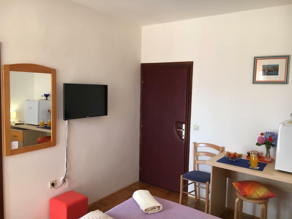 Studio Apartment And Rooms Adria Vodice Bagian luar foto